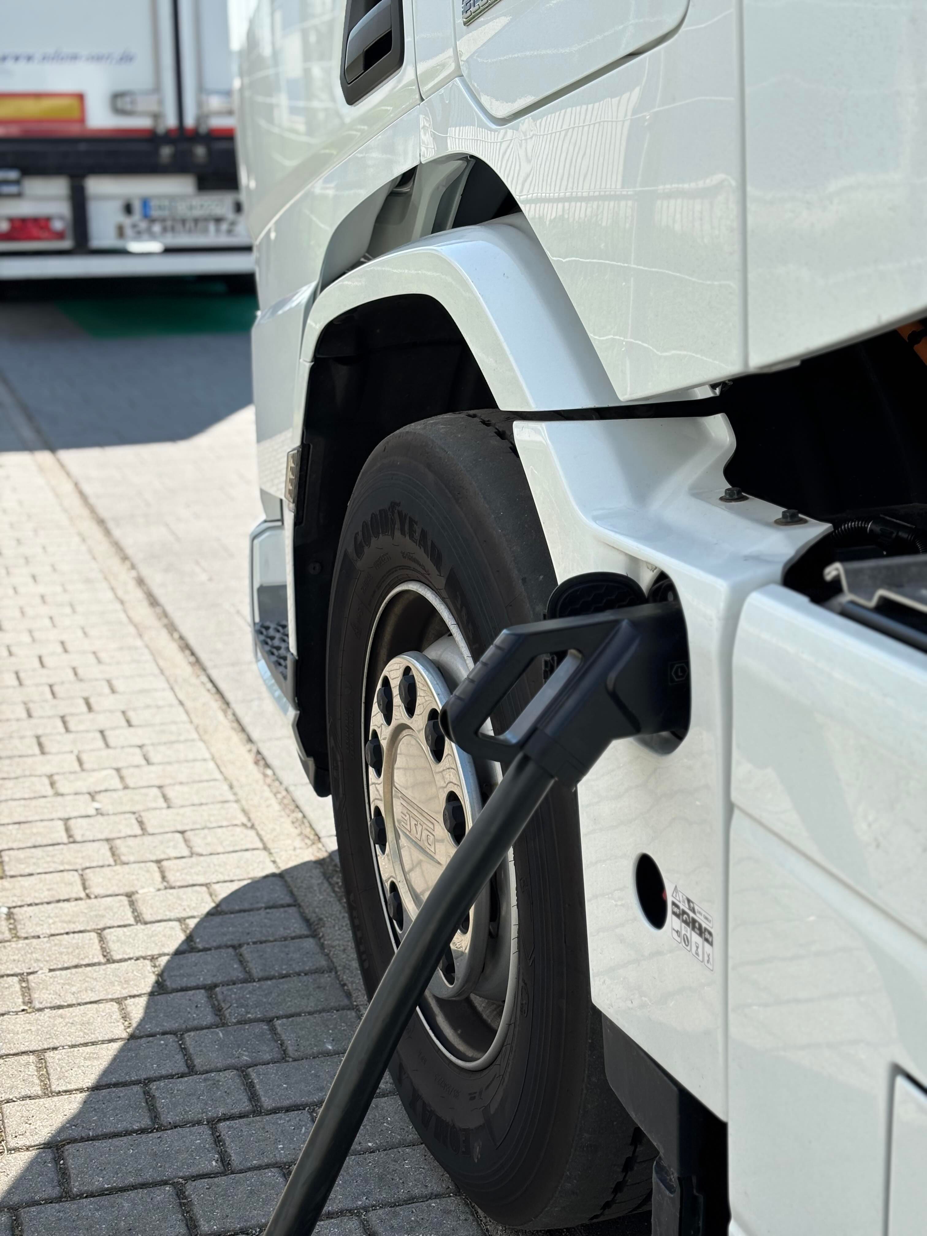 E-Lkw am Laden im Depot